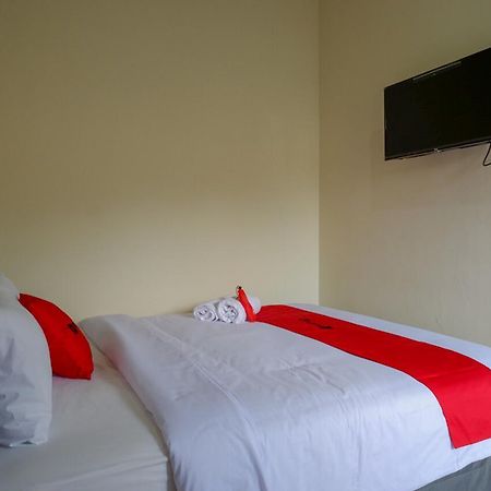 Хостел Reddoorz Near Terminal Mendolo Вонособо Экстерьер фото
