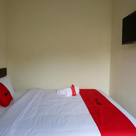 Хостел Reddoorz Near Terminal Mendolo Вонособо Экстерьер фото