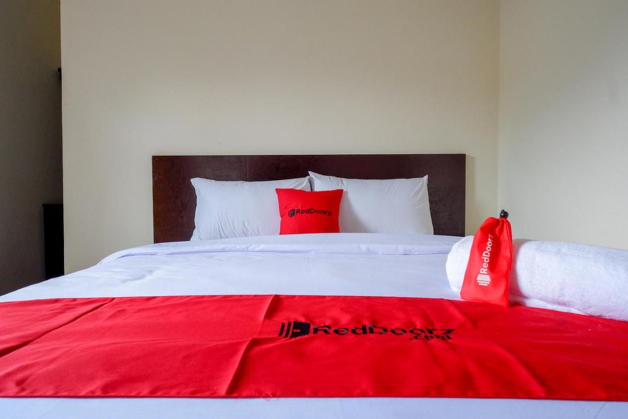 Хостел Reddoorz Near Terminal Mendolo Вонособо Экстерьер фото